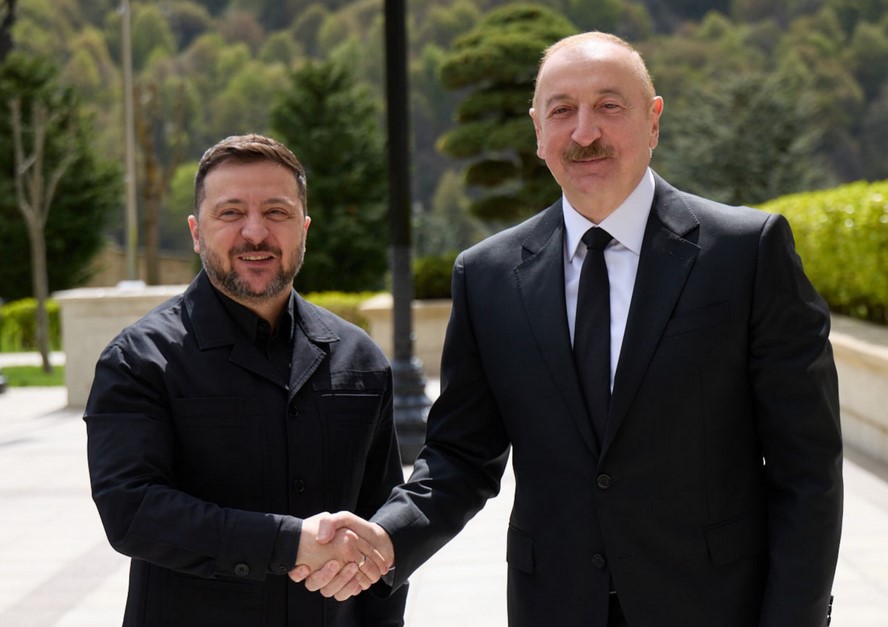 Україна готова провести тристоронні перемовини з США та РФ у Азербайджані — Зеленський